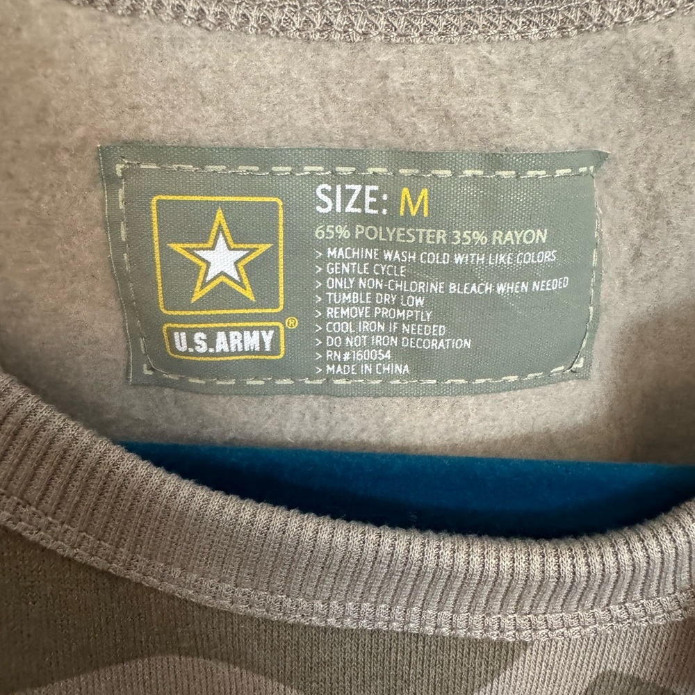 NWT Military Army Camo Crewneck Fleece Sweatshirt Size: M - Picture 3 of 4